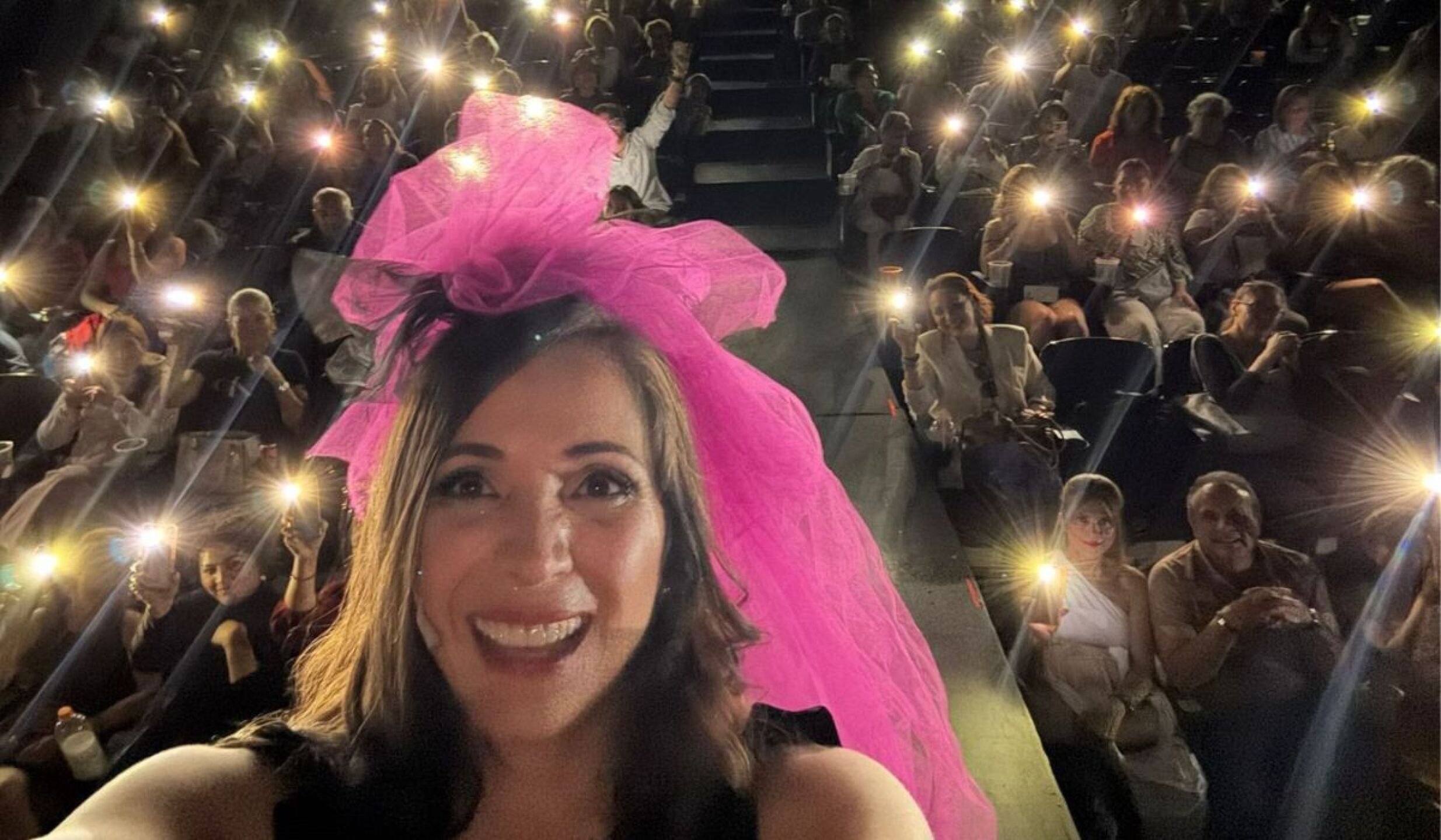 Claudia Cervantes en el teatro "Soltera pero no sola"