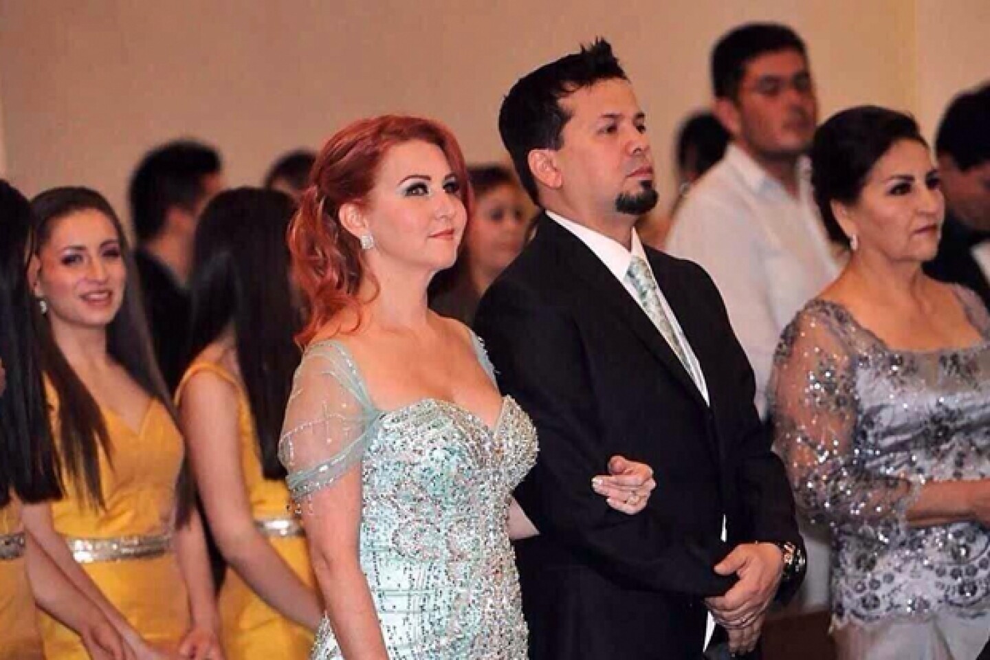 La pareja se quedó encerrada en el elevador.