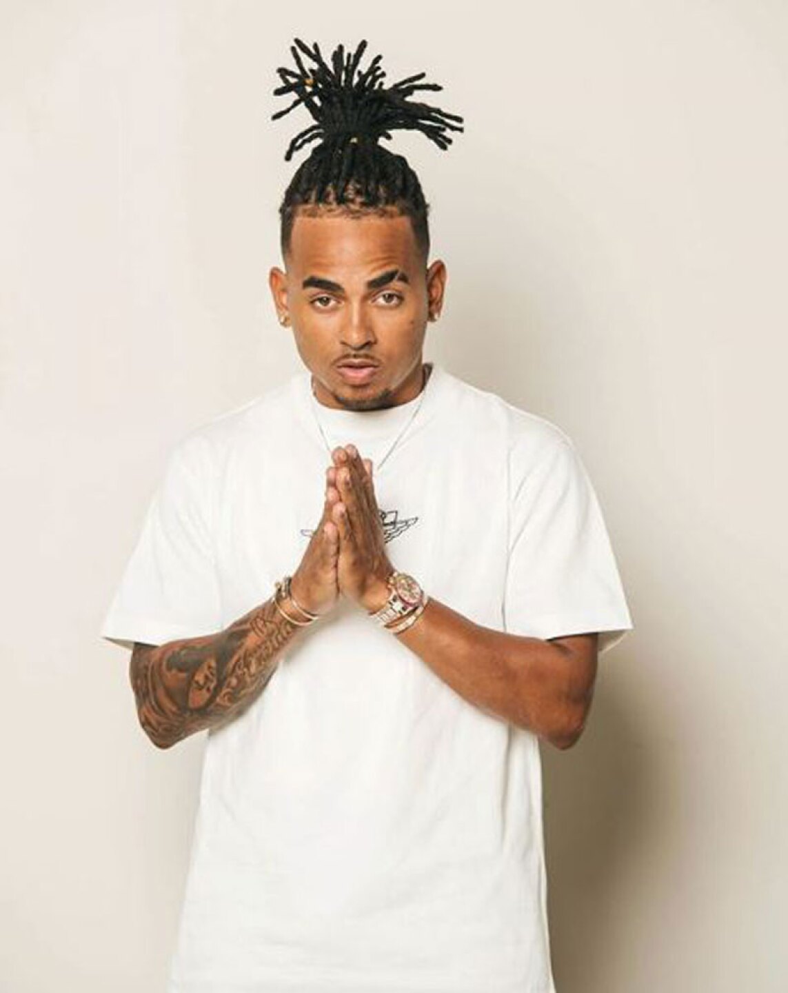 El cantante está feliz.