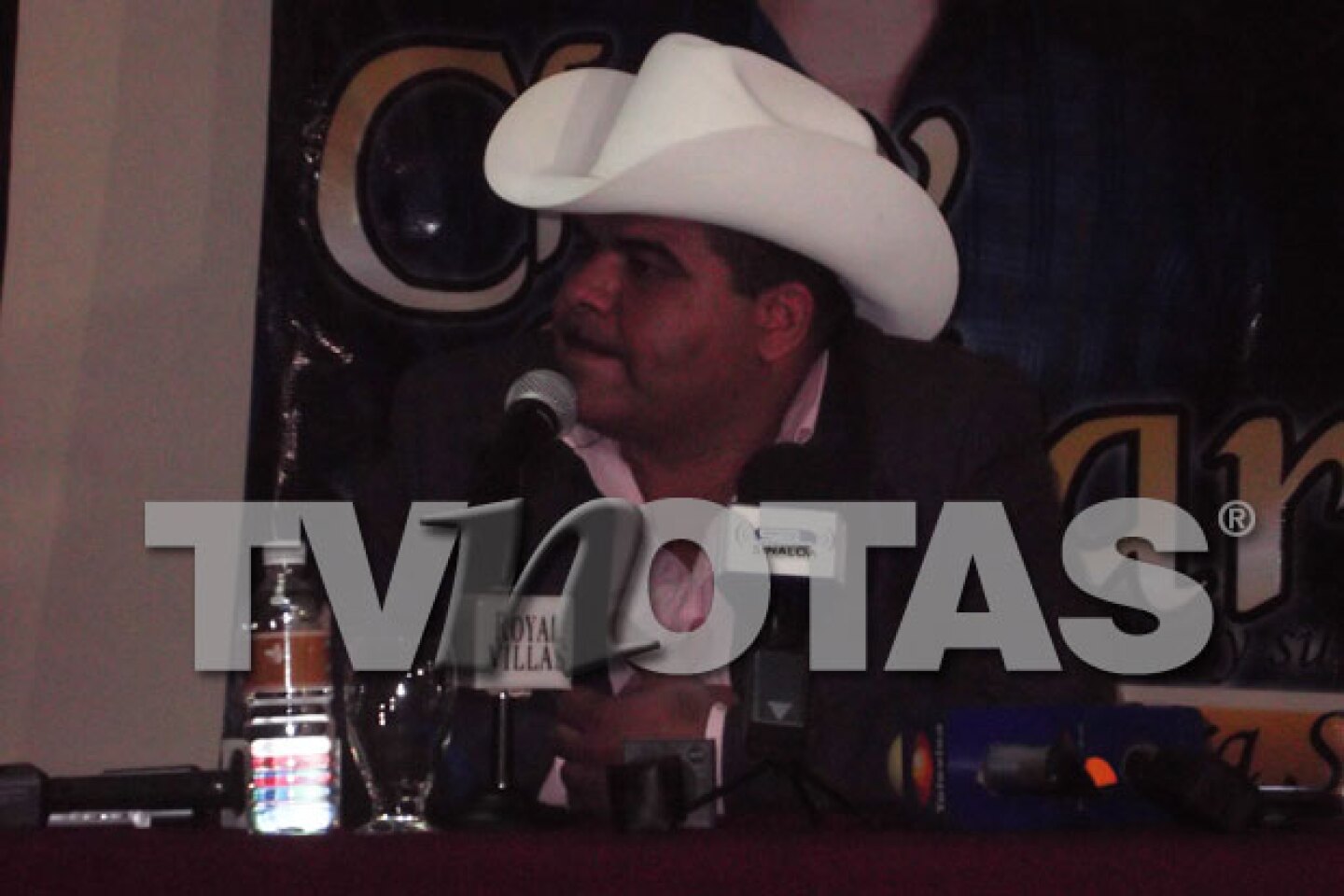 Tras un encuentro con la prensa, Chuy subió al escenario y entonó Pistear, pistear, pistear.