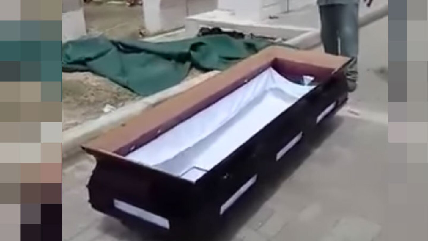 Cadáver se cae de su ataúd cuando iba al panteón