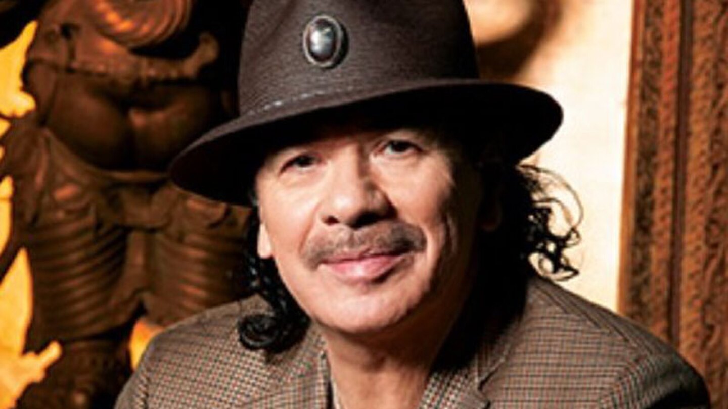 Carlos Santana se desvanece sobre el escenario en Estados Unidos