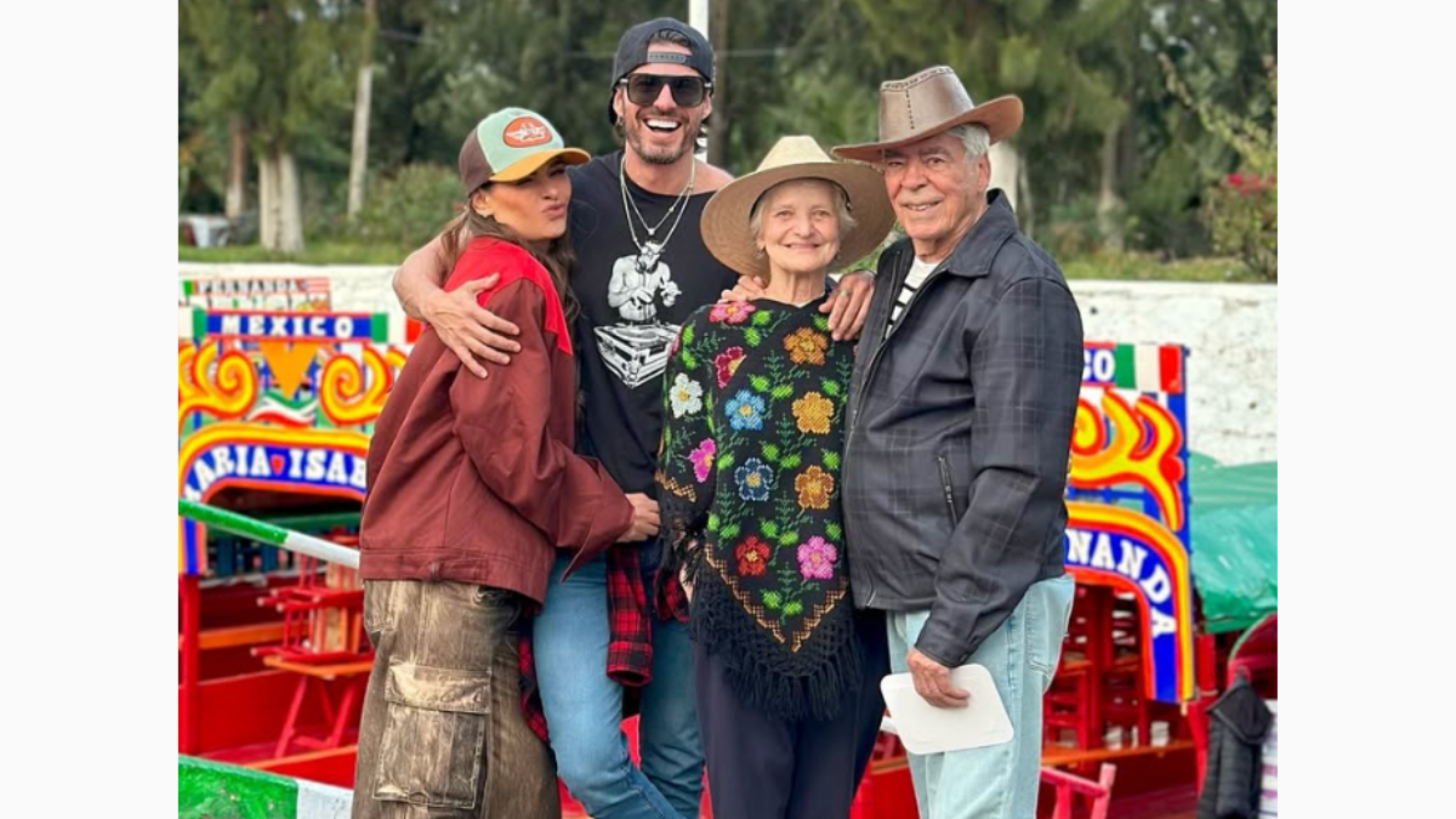 Galilea Montijo se derrite de amor Pasea con su novio y sus nuevos suegros.png