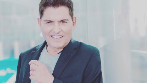 Ernesto Laguardia sorprende transformado de mujer