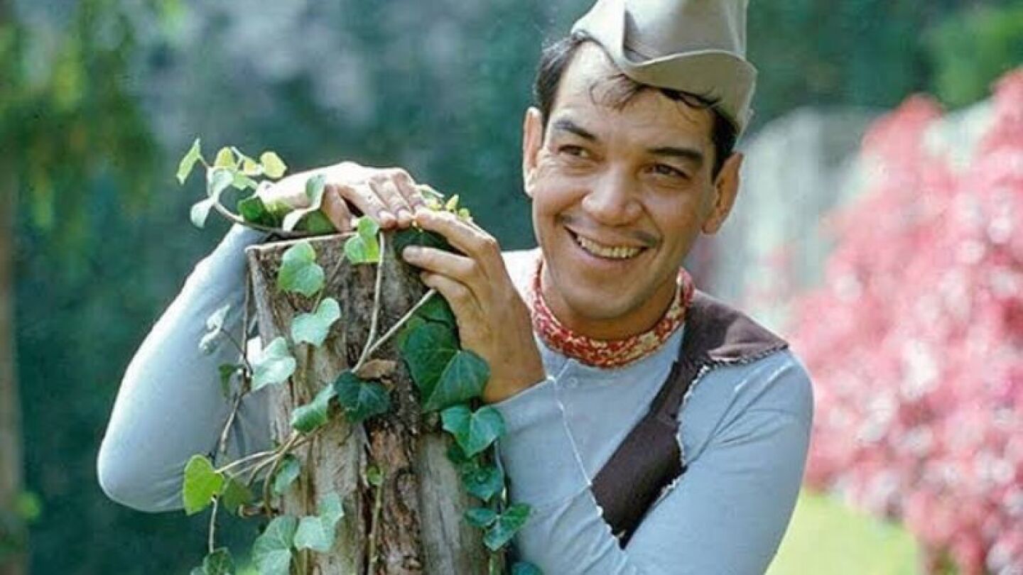 Cantinflas en plena actuación con un árbol