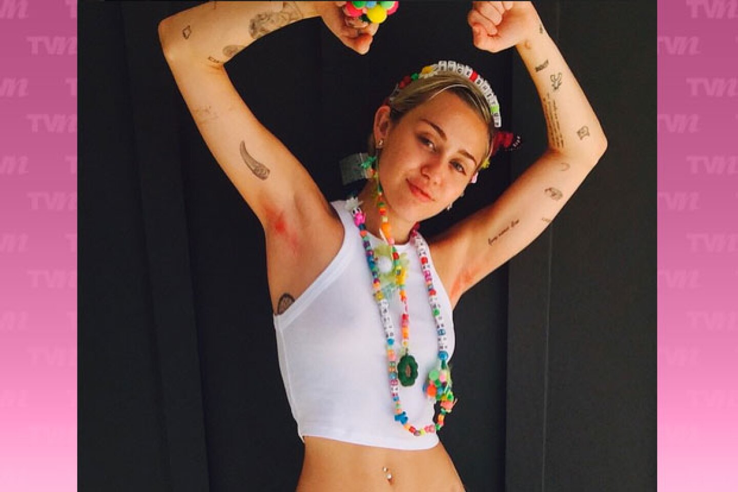 Miley Cyrus se tiñó en color rosa el vello de las axilas.