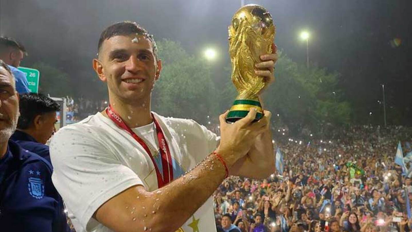 Catar: Acaban en Twitter al mexicano que quiso regalar un sombrero a Dibu Martínez