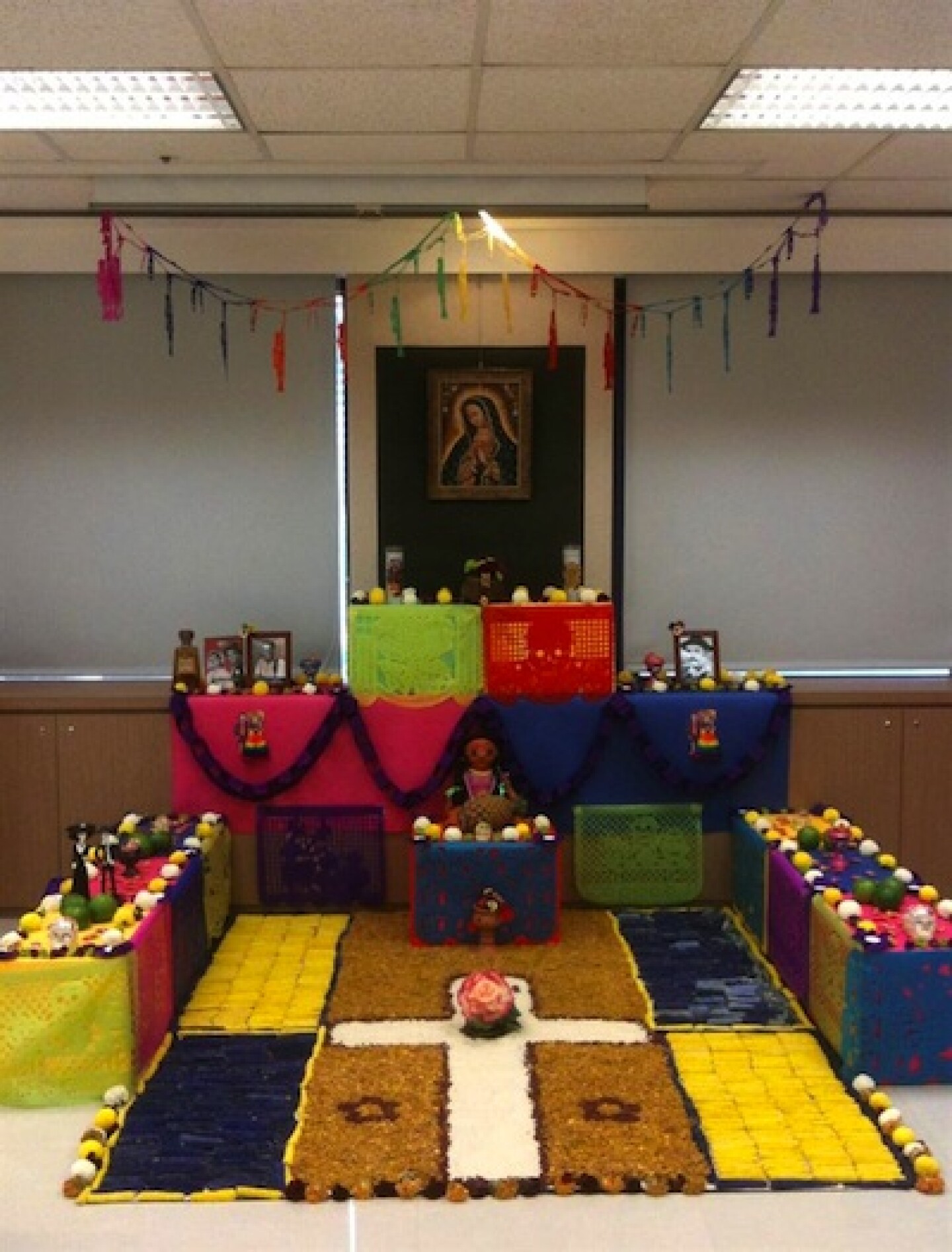 Los mexicanos radicados en Taiwan dedicaron una ofrenda a los dos cómicos. Foto: EFE
