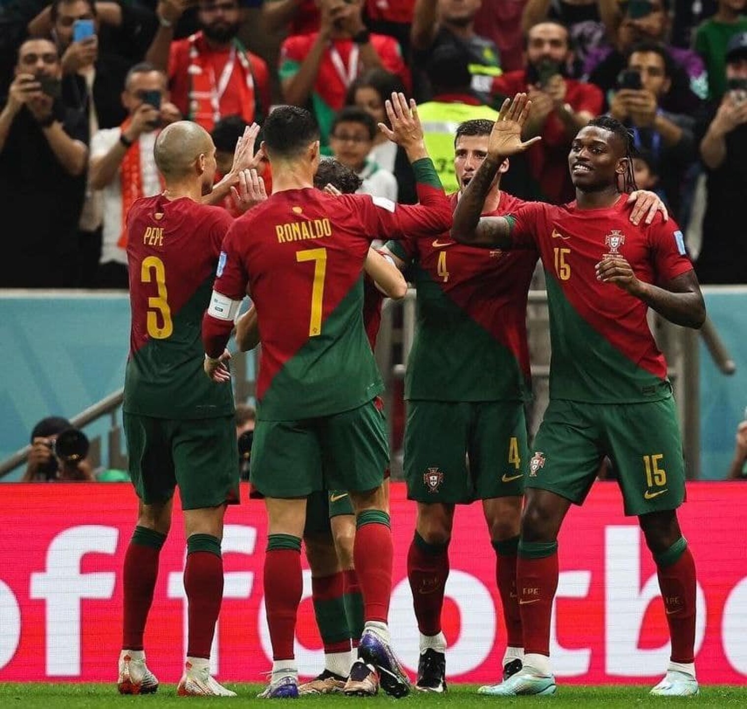 Cristiano Ronaldo juega como extremo izquierdo o delantero.