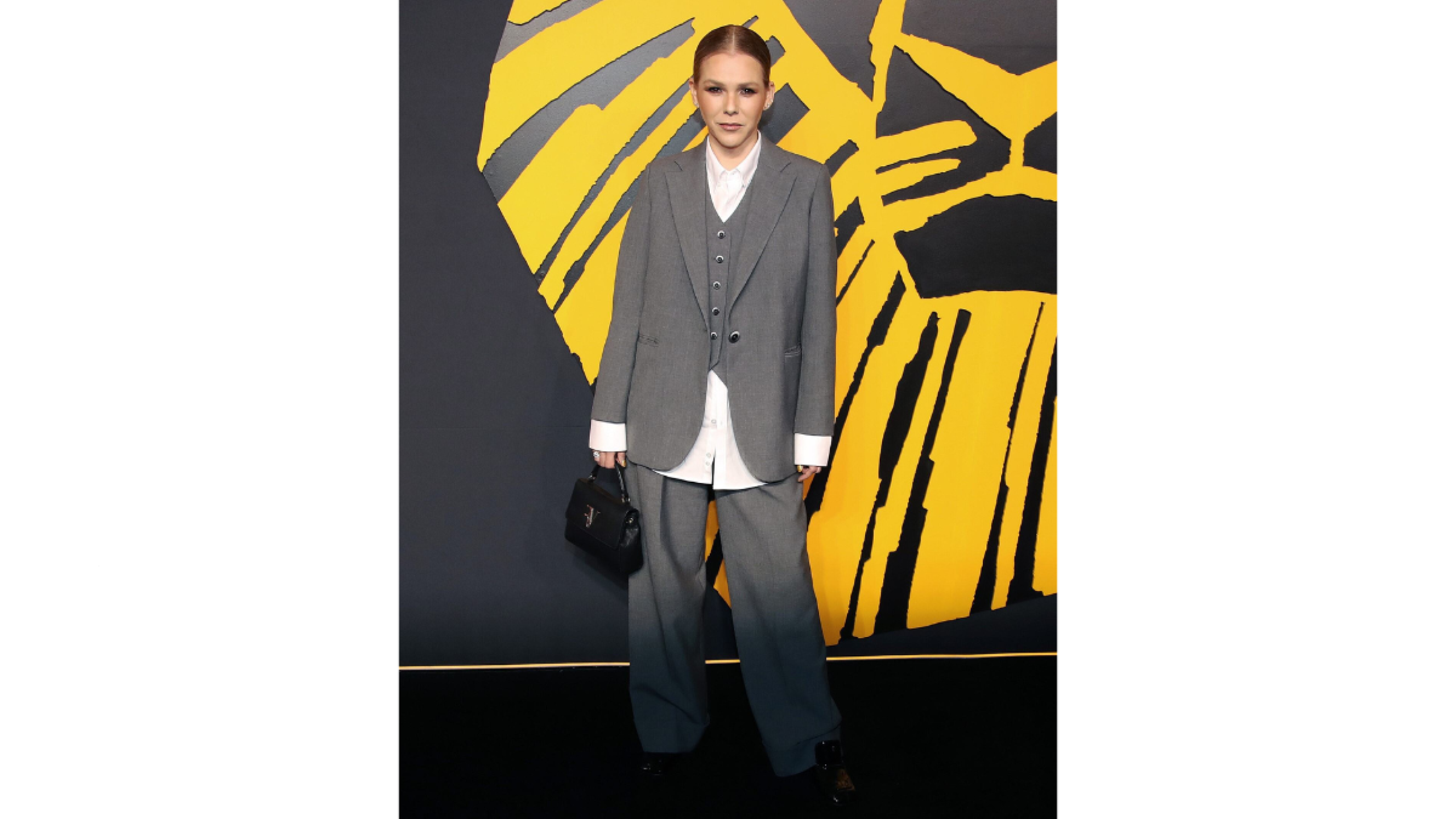 Kika Edgar en la alfombra dorada de El rey león 2025