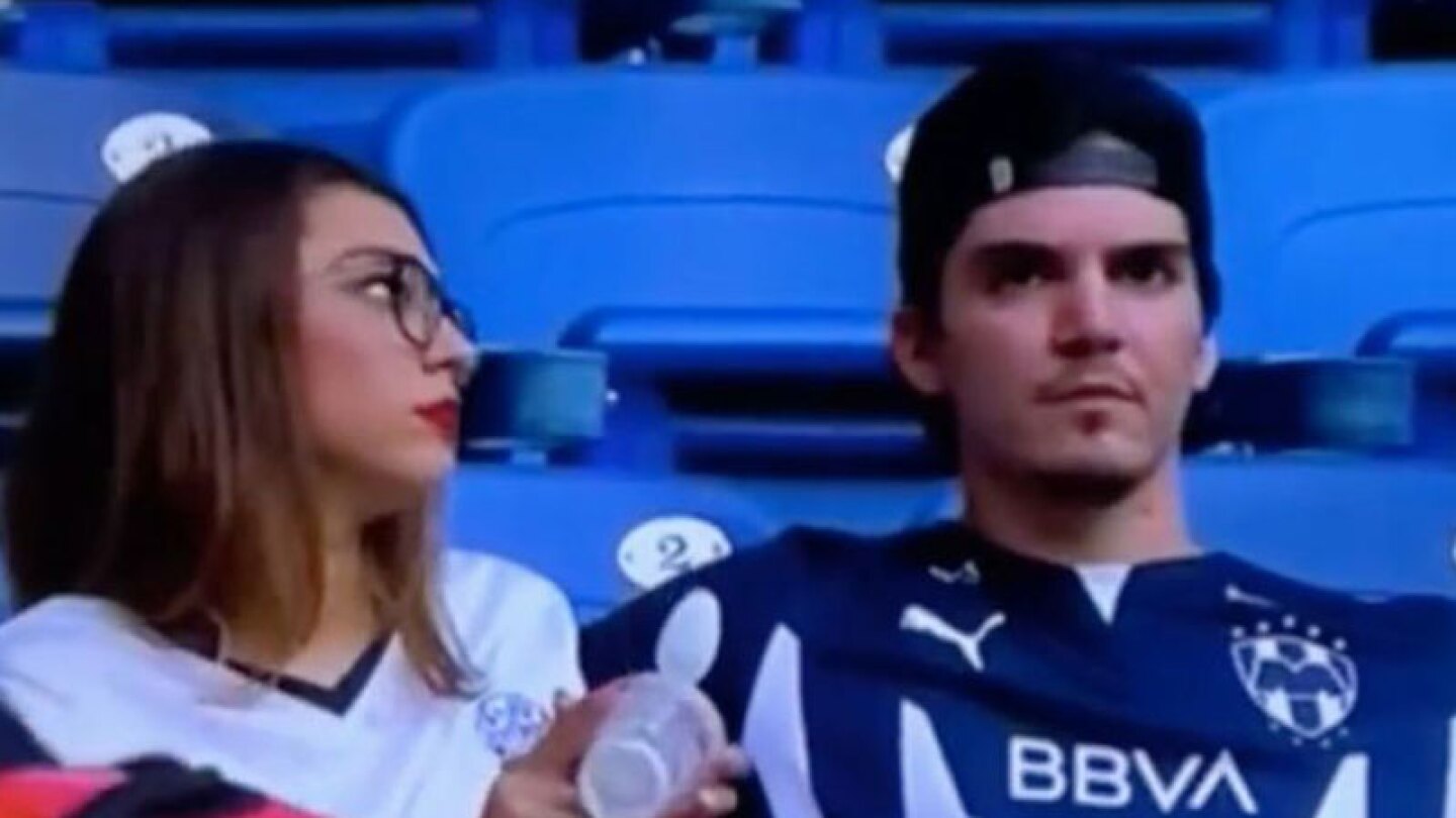 Captan a aficionado de los Rayados con otra mujer en partido y su pareja lo exhibe