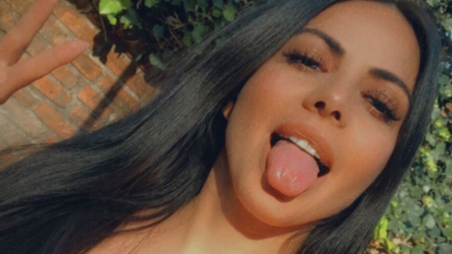 Jimena Sánchez se toma foto de frente en diminuta tanga verde 