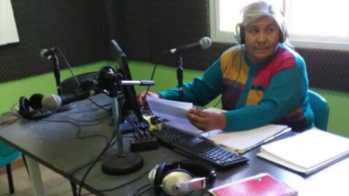 Maestra da clases por radio.