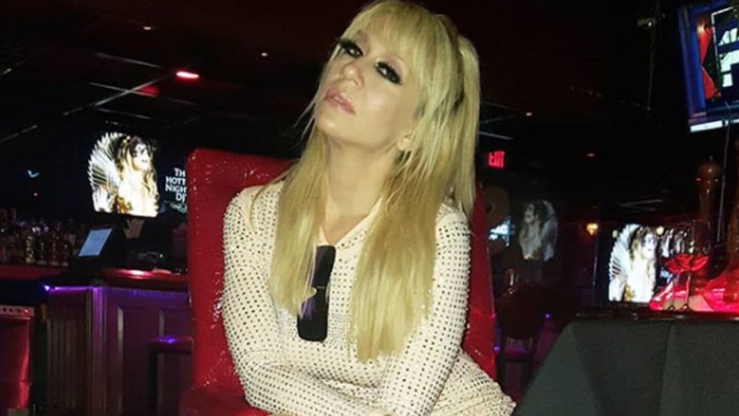 Con abertura en micro falda, Noelia se quita los calzones y posa de frente