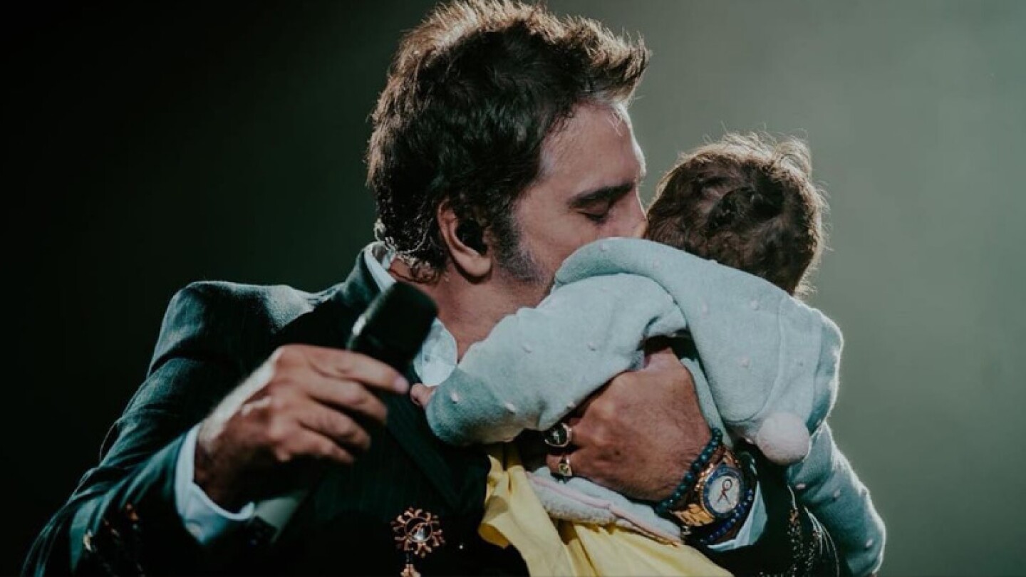 Alejandro Fernández vive emotivo momento junto a su nieta en concierto