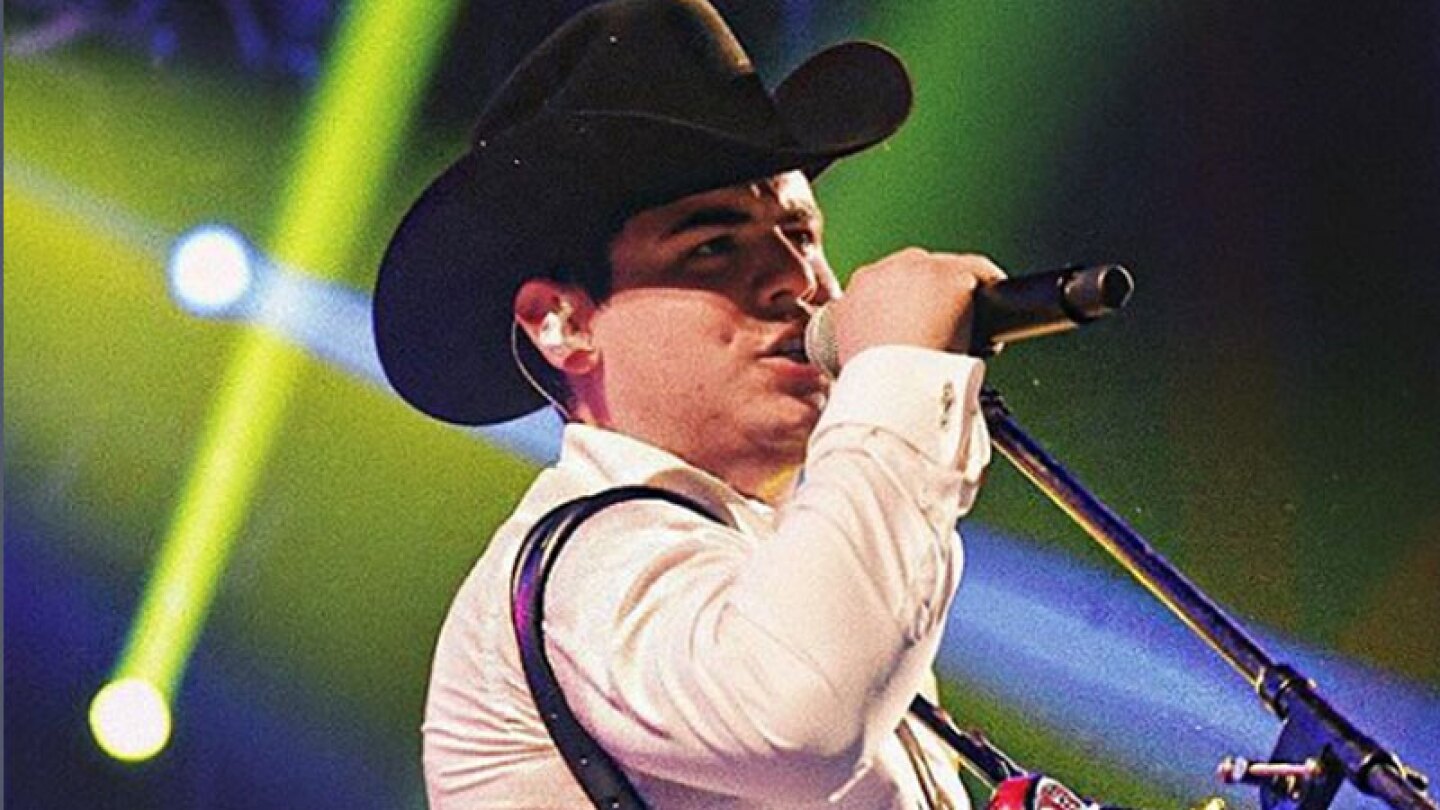 Alfredo Olivas, primer cantante de banda que graba video en Islandia