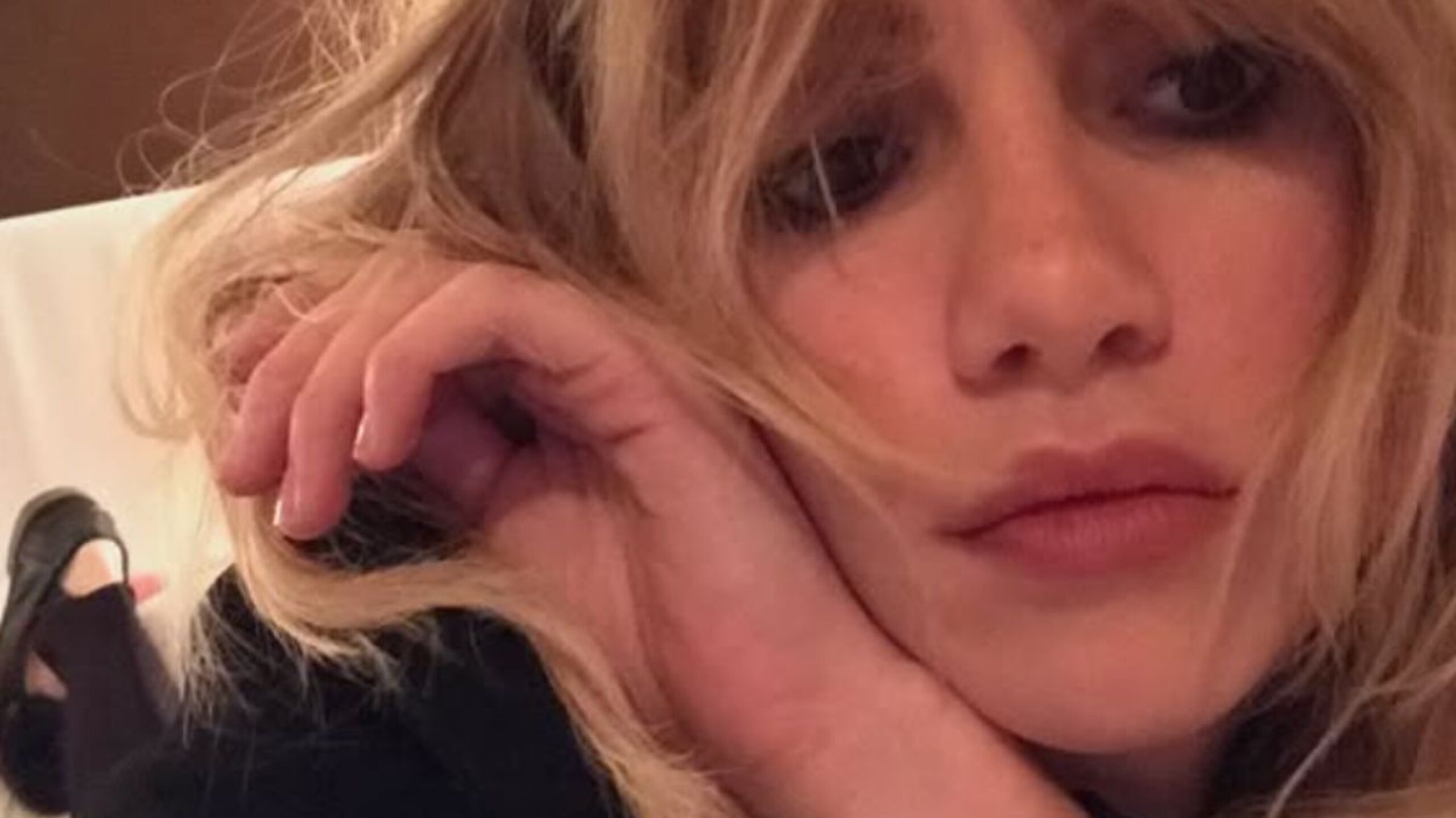 ¿Qué le pasó a Suki Waterhouse por usar pantalones ajustados?