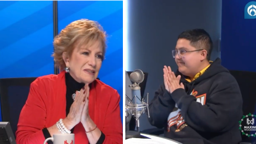 Maxine Woodside sorprende a miembro de su equipo