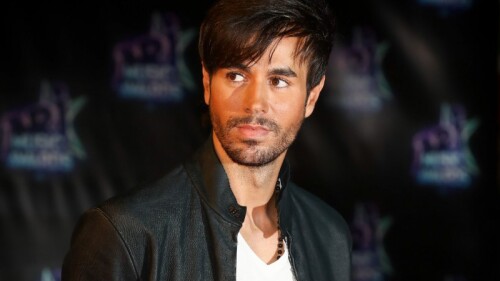 Enrique Iglesias se deja besar y manosear por fan
