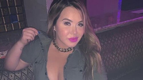 Chiqus Rivera enseña su enorme trasero y abdomen en crop top 