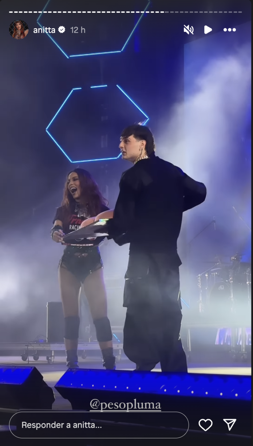 Anitta y Peso Pluma se dan un beso en el Tecate Pal'Norte