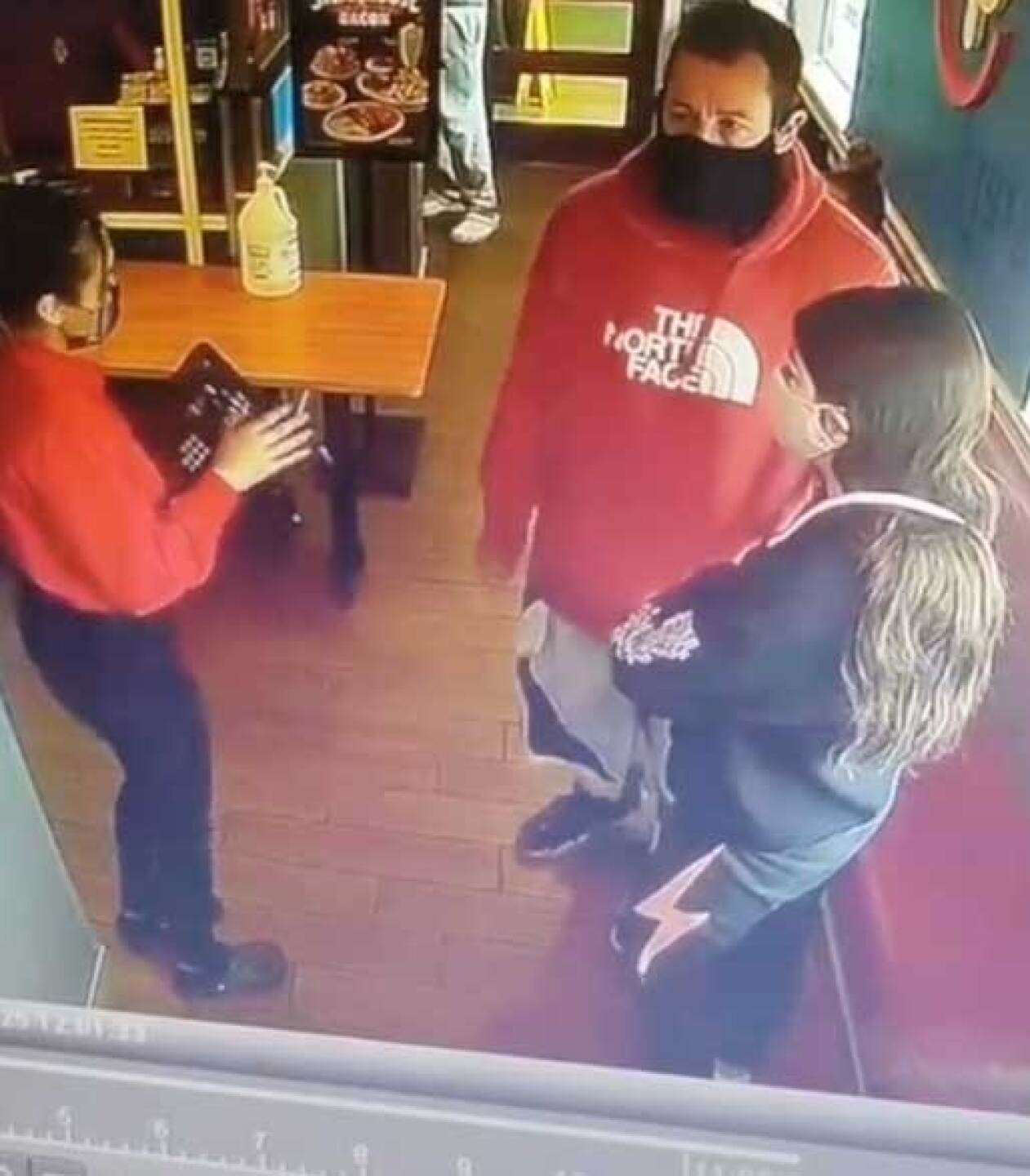 Adam Sandler abandonó el establecimiento