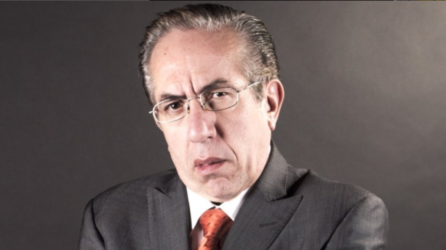 Ricardo Hill como El Teacher