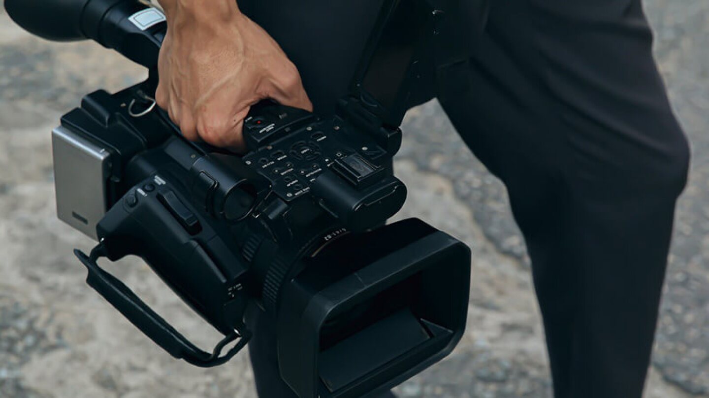 Esposan a reportero de Televisa en pleno enlace de jornada de vacunación