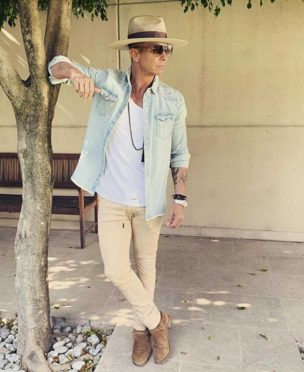 Erik Rubín posando para redes sociales