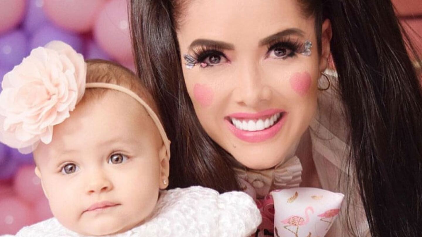 Marlene Favela echa la casa por la ventana en bautizo de su hija