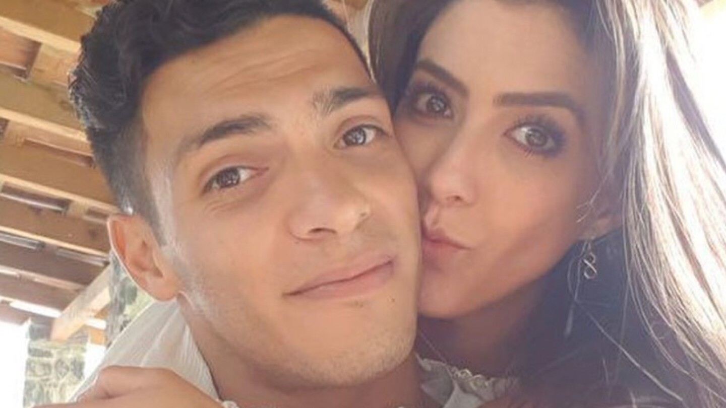 Raúl Jiménez anuncia que la cigüeña se confundió, será niña