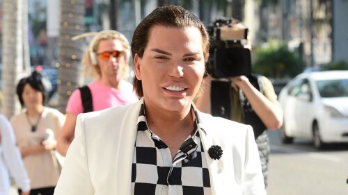 El Ken humano es fotografiado besando a su novio y a su nuevo cirujano.