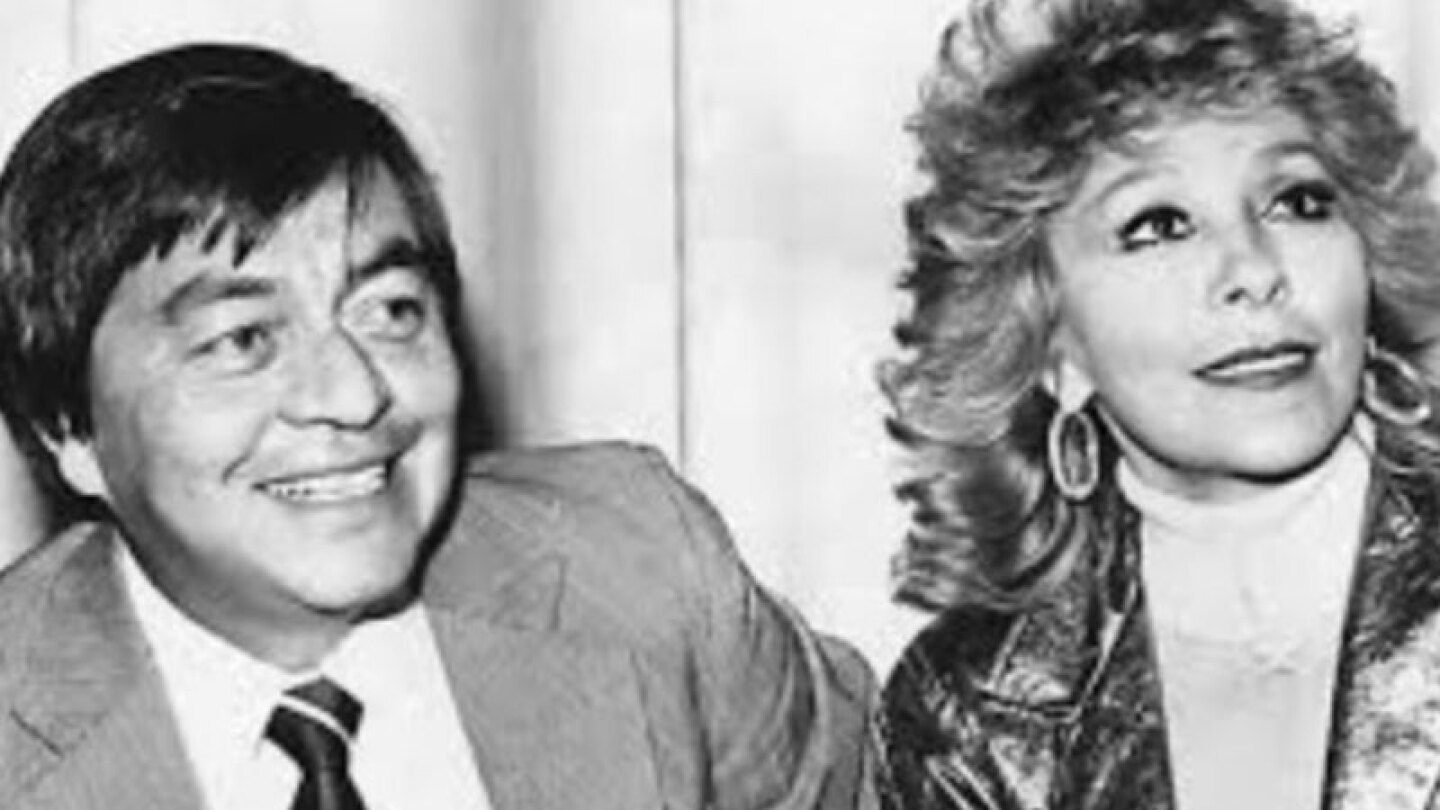 Tulio Hernández y Silvia Pinal juntos sonriendo