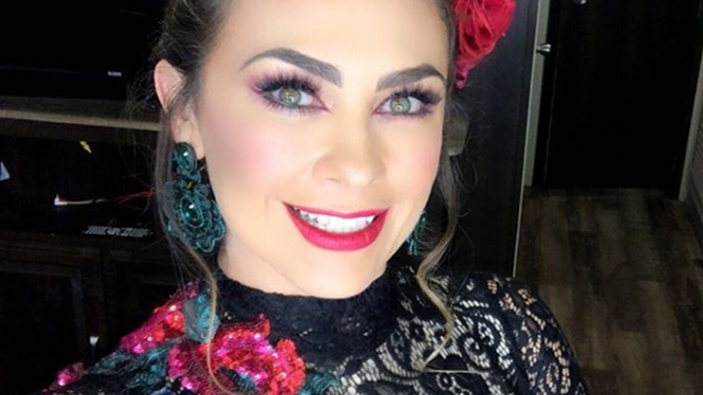 Aracely Arámbula en descarada tanga