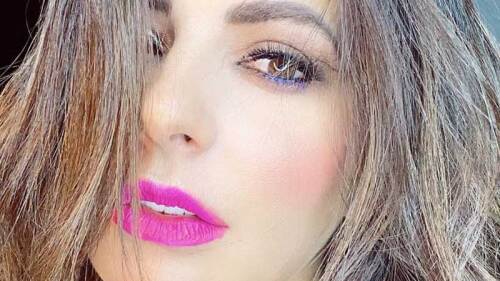 Cecilia Galliano tiene accidente de vestuario en programa en vivo