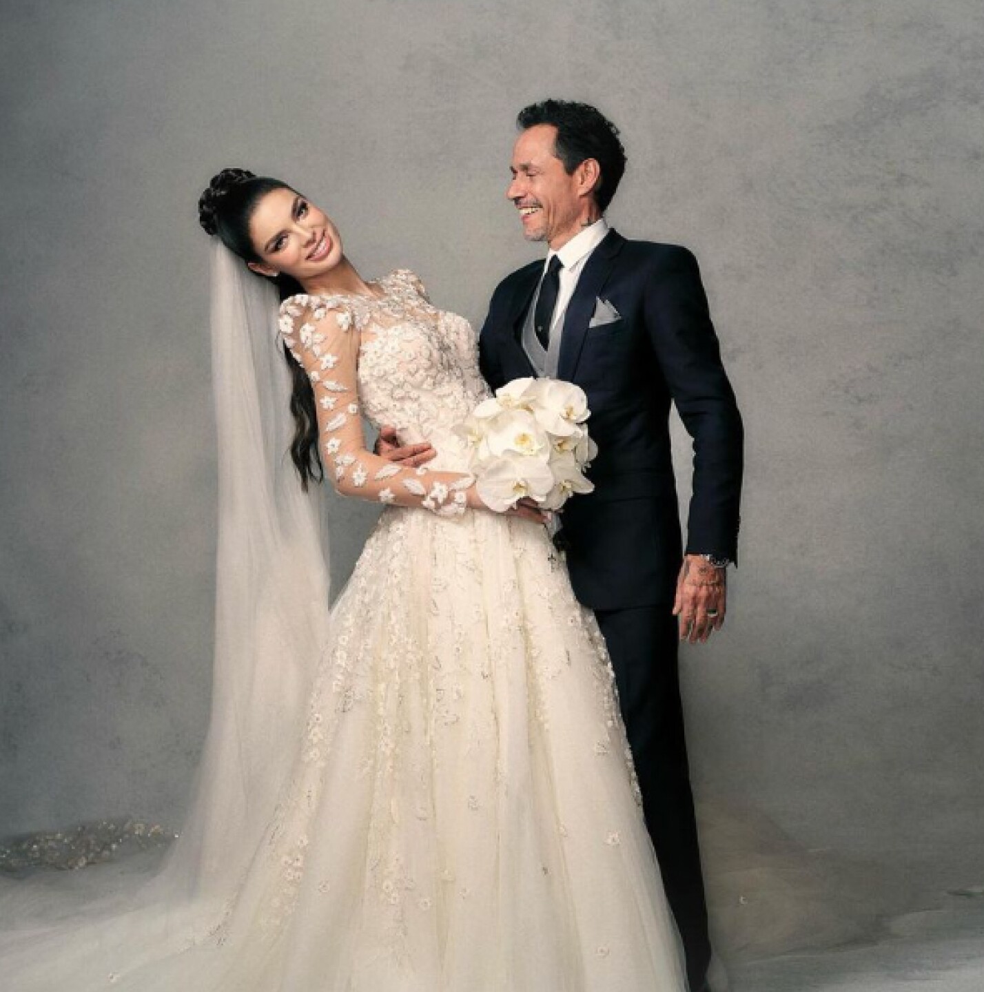 Marc Anthony y Nadia Ferreira estarían juntos solo por su bebé