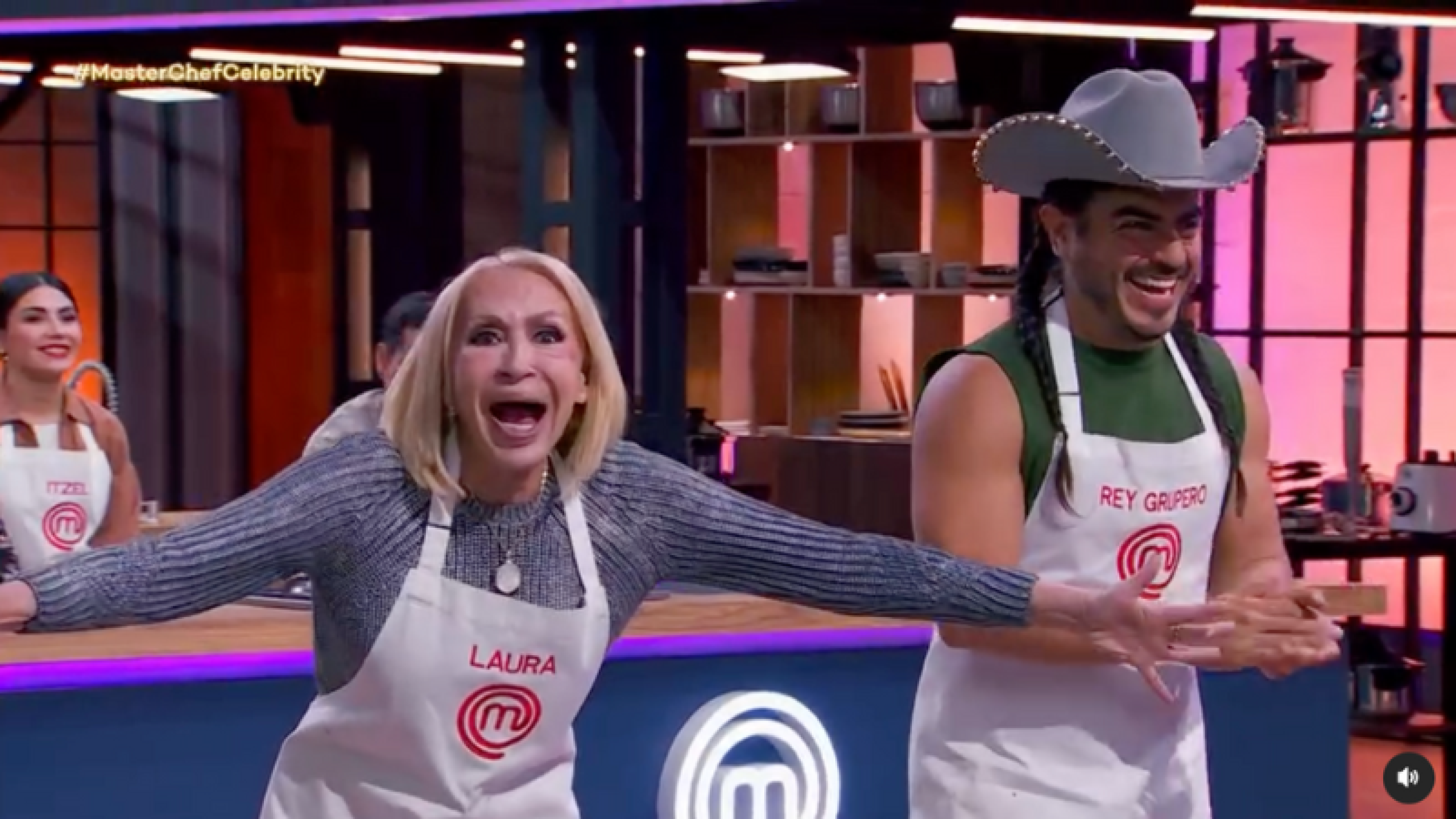 Laura Bozzo y el Rey Grupero protagonizan un beso en MasterChef ...