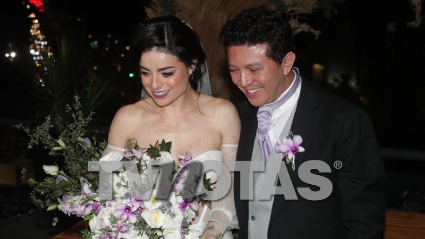 Violeta Isfel se casa rodeada de amigos y familiares