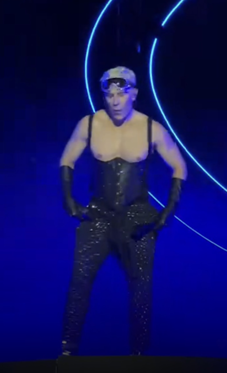 Christian Chávez vestuario corsetería negra en RBD concierto