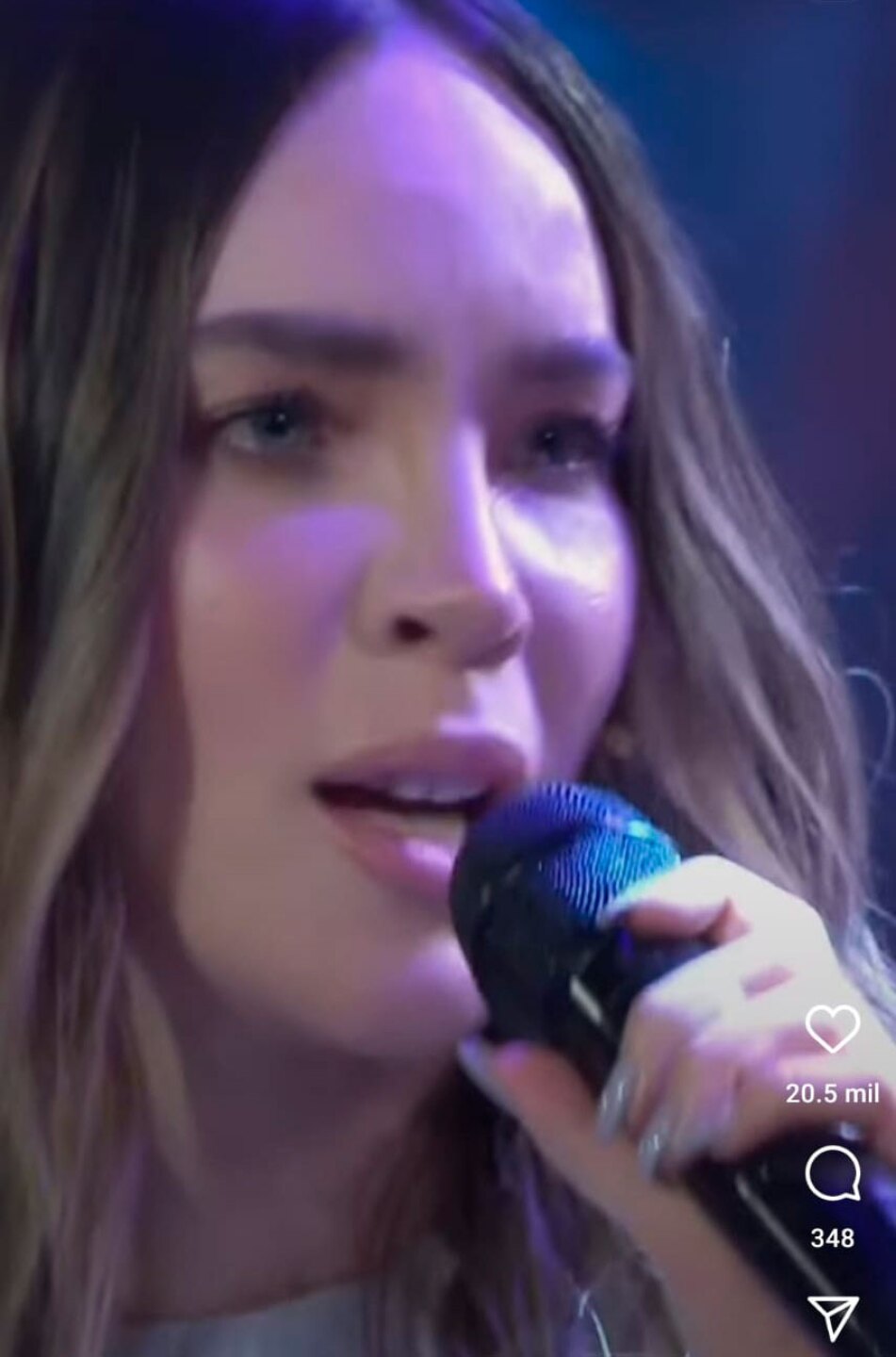 Belinda canta en vivo.