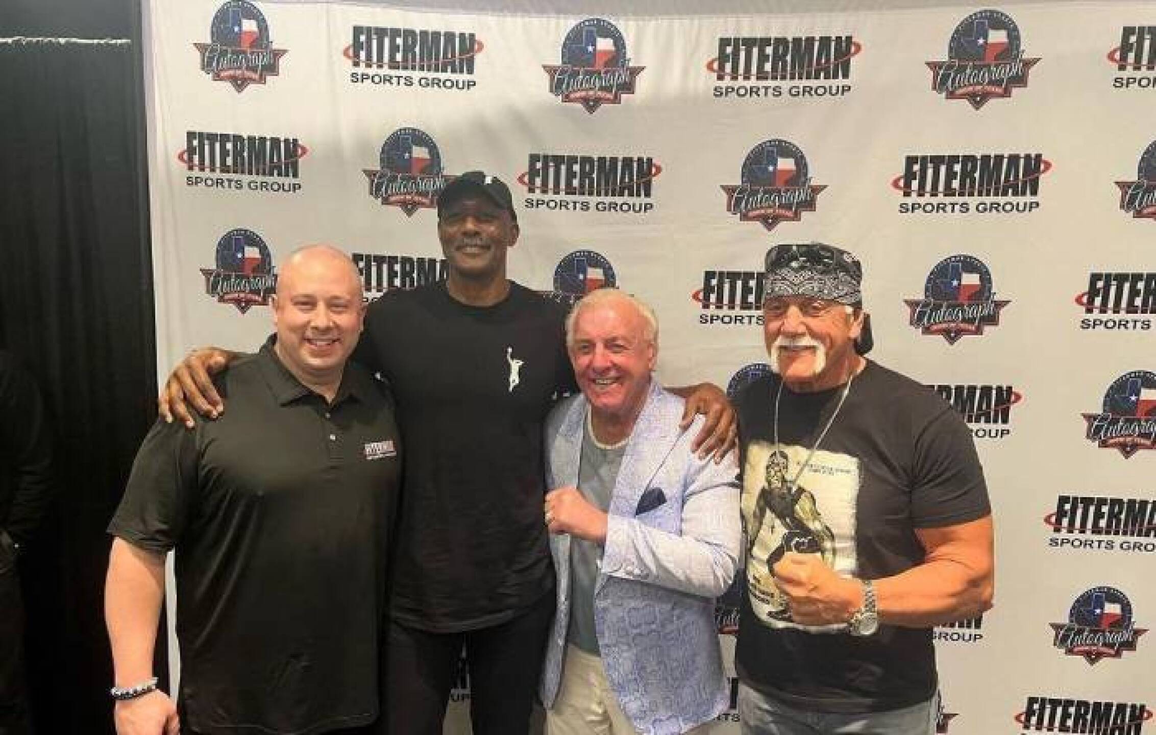 Hogan comenzó su carrera de lucha libre profesional en 1977, pero ganó reconocimiento mundial después de firmar para la World Wrestling Federation (WWF, ahora WWE) en 1983.