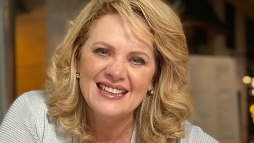 Árbol de Erika Buenfil tiene esferas con logo de Tik Tok