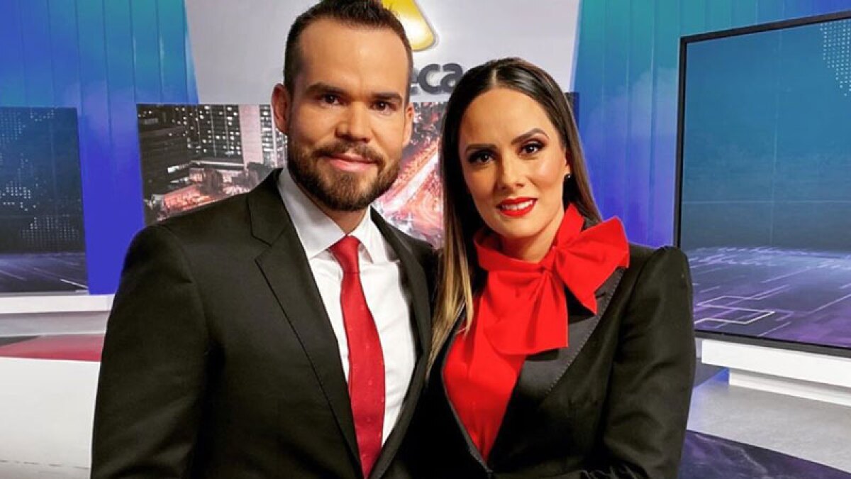Conductores de Azteca Noticias, reciben a su tercer hijo