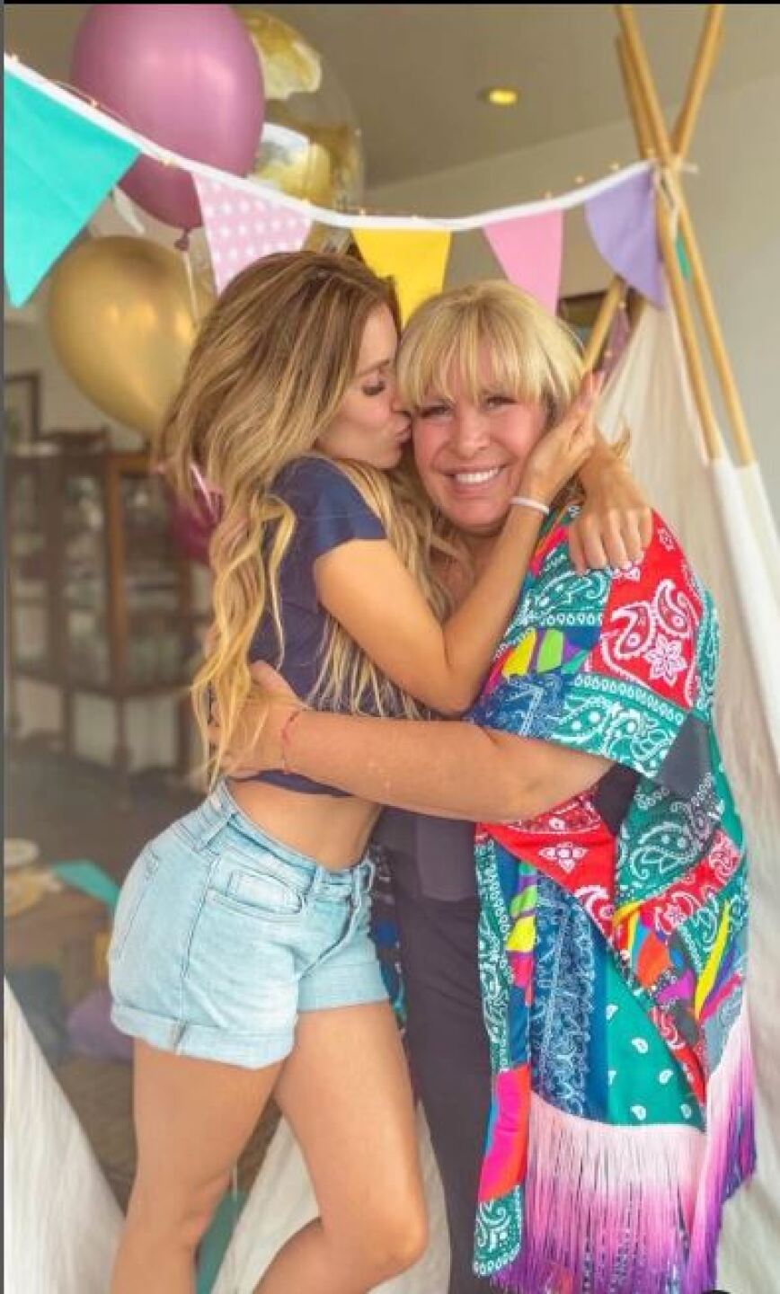 Andrea Escalona muestra la emotiva ofrenda que le dedicó a su madre Magda Rodríguez