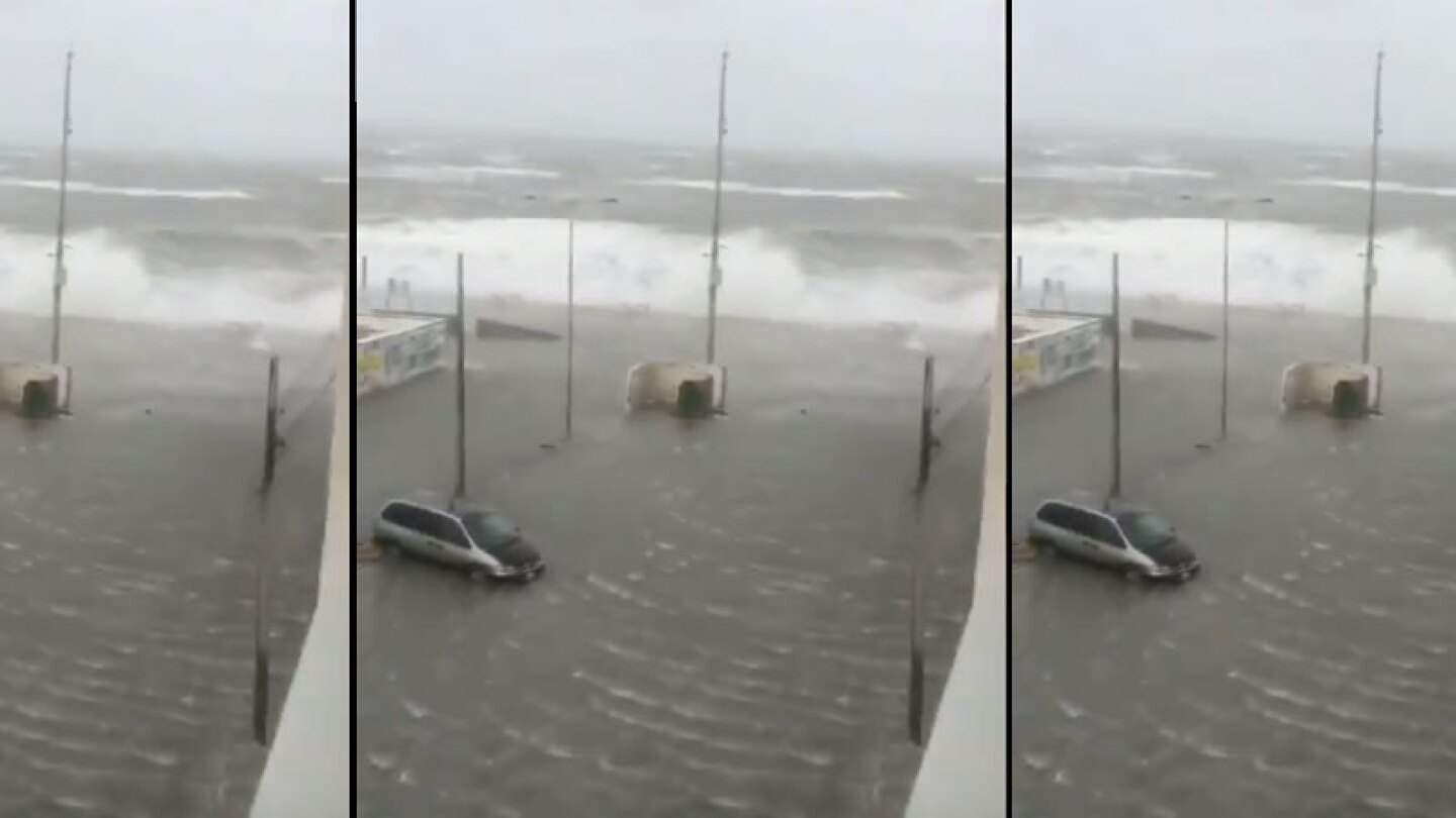 El agua del mar se encuentra en las calles de la costera.