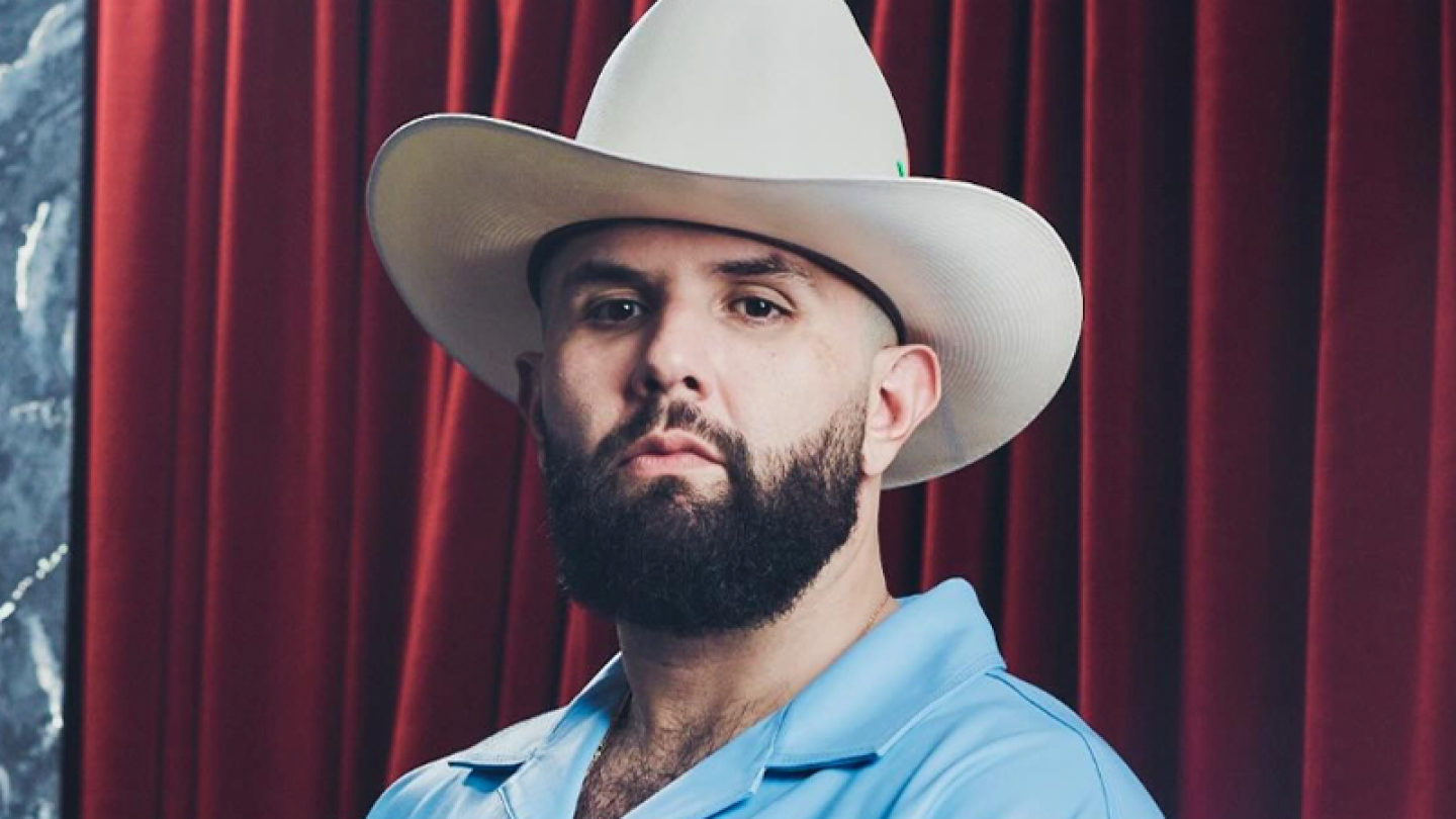 Carín León es acusado de promover el consumo