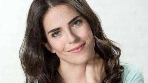 Karla Souza se pinta el cabello.