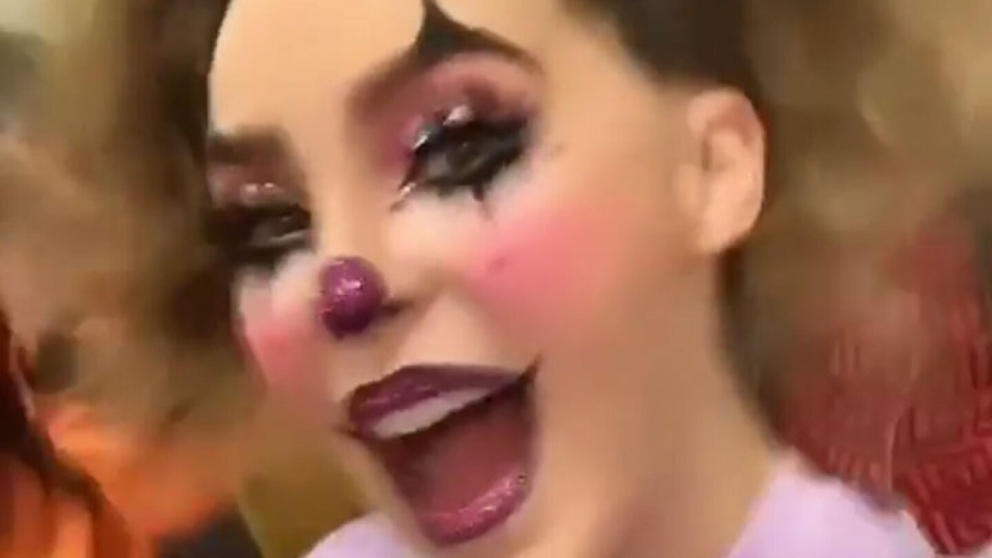 Belinda se transforma en una sexy payasita para el concierto de Los Caligaris