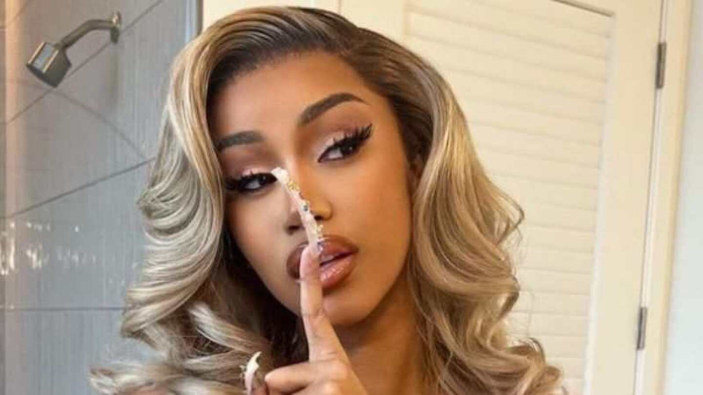 Cardi B cumple el servicio comunitario obligatorio en costosos atuendos