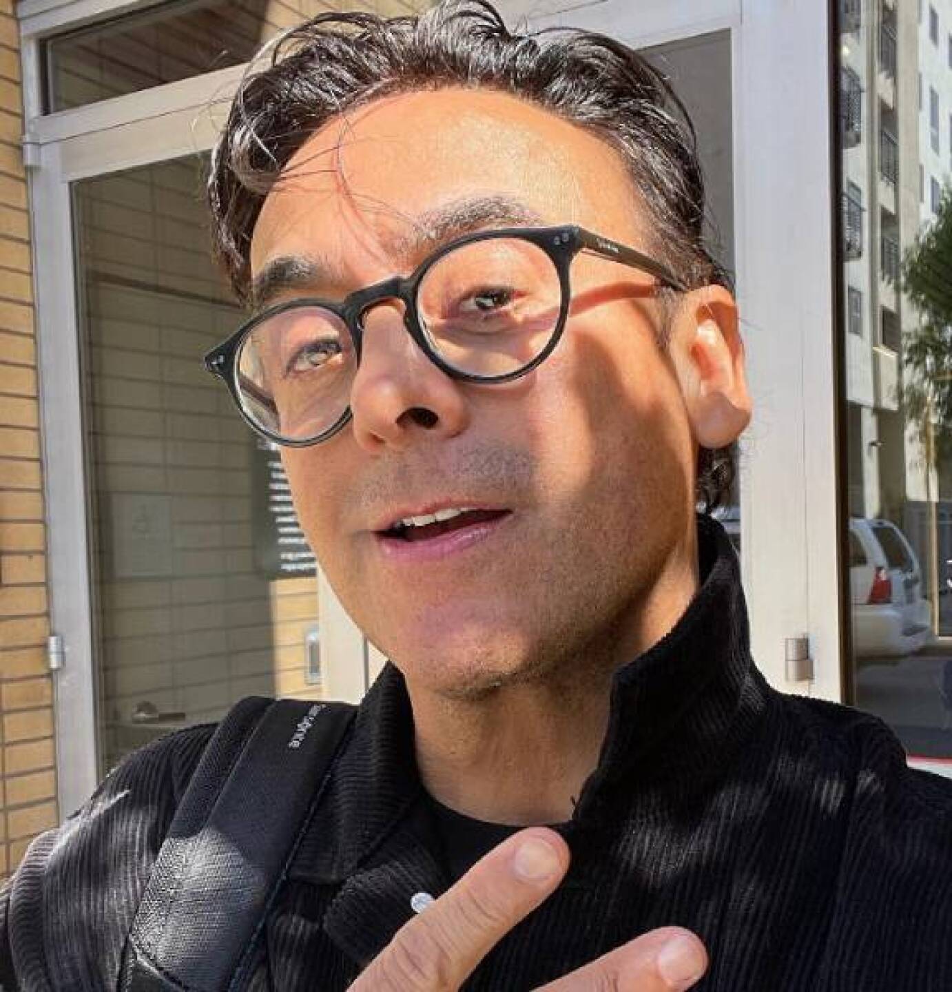 Es un presentador, actor y productor de televisión mexicano, que además ha realizado labores como creador de contenidos, escritor y director de escena.